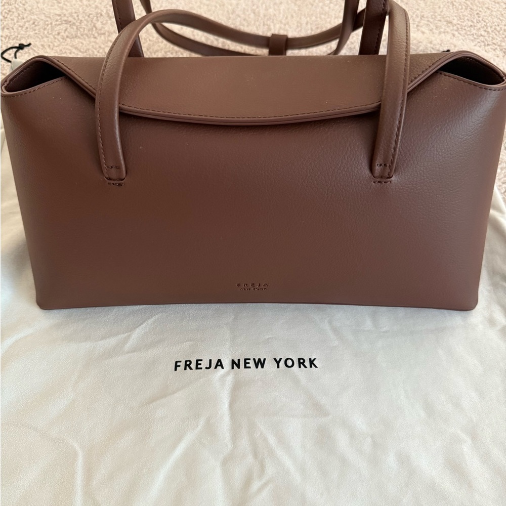 Freja New York Chrystie Bag in Pecan
Pristine condition with dust bag